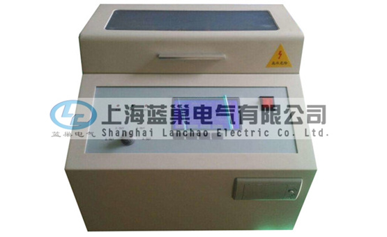 LCY-100B絕緣油介電強(qiáng)度試驗(yàn)儀是我公司經(jīng)過(guò)多次現(xiàn)場(chǎng)試驗(yàn)和長(zhǎng)期不懈努力，精心開(kāi)發(fā)的高準(zhǔn)確度、全數(shù)字化工業(yè)儀器。該機(jī)操作簡(jiǎn)便，造型美觀大方