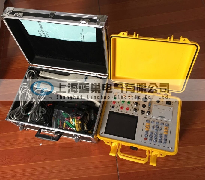 三相電能表現(xiàn)場校驗(yàn)儀采用大屏幕彩色液晶作為顯示器，全中文圖形化操作界面并配有漢字提示信息、多參量顯示的液晶顯示界面，人機(jī)對(duì)話界面友好，向量圖顯示及接線判斷為檢查電路的正確性提供了可靠的依據(jù)。